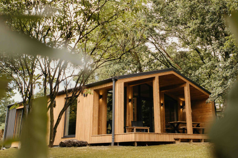 Moderne houten cabin Hill Top Scandi met sauna, omringd door bomen in Wilsumer Berge, Duitsland.