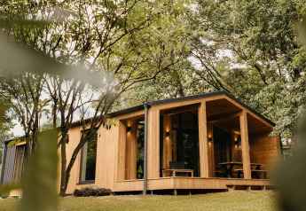Moderne houten chalet Hill Top Scandi met sauna, omgeven door natuur in Wilsumer Berge, Duitsland.
