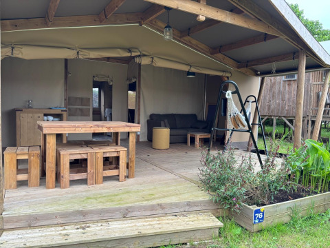 Safaritent Ecolodge Cabine Cotton CONFORT op houten terras bij Flower Camping Les Ilates in Frankrijk.