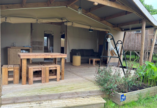 Tenda safari Ecolodge Cabine Cotton CONFORT con mobili in legno al Flower Camping Les Ilates in Francia.
