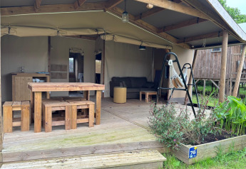 Safaritent Ecolodge Cabine Cotton CONFORT op houten terras bij Flower Camping Les Ilates in Frankrijk.