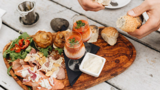 Borrelplank bij horeca - Beerze Bulten - Beerze, Overijssel, Nederland.