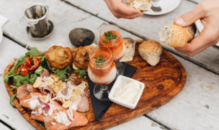 Borrelplank bij horeca - Beerze Bulten - Beerze, Overijssel, Nederland.