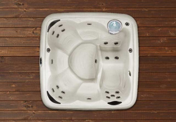 Quadratischer Whirlpool auf Holzterrasse im Tiny House XL mit Jacuzzi und Egg Barbecue in den Niederlanden.