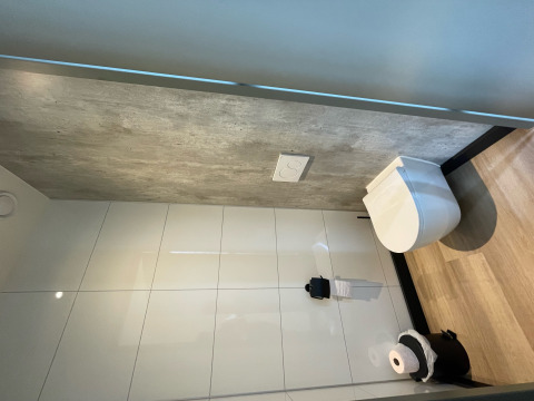 Salle de bains moderne avec toilettes suspendues au Tiny house XL du Holiday park Eigen Wijze aux Pays-Bas.