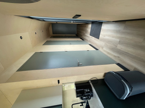 Pasillo interior de Tiny house XL con puertas, estilo de madera moderno, cafetera y papelera.