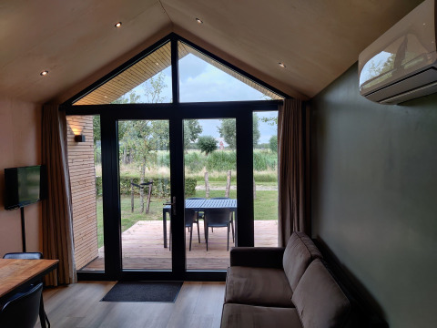 Innenansicht von Tiny house XL mit Jacuzzi und Egg Barbecue im Holiday park Eigen Wijze, Niederlande.