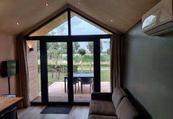 Innenansicht von Tiny house XL mit Jacuzzi und Egg Barbecue im Holiday park Eigen Wijze, Niederlande.