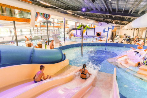 Kinderen genieten van glijbanen en een zwembad in het overdekte waterpark van Beerze Bulten, Nederland.