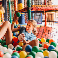 Niño en piscina de bolas - Beerze Bulten - Beerze, Overijssel, Países Bajos