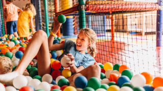 Niño en piscina de bolas - Beerze Bulten - Beerze, Overijssel, Países Bajos