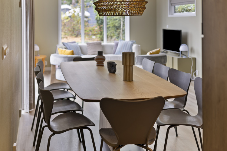 Esszimmer mit großem Holztisch und acht Stühlen in einer Lodge für 10 Personen in De Thijmse Berg, Niederlande.