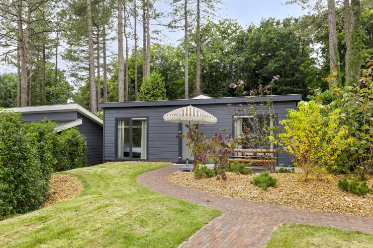 Moderne 10-Personen-Lodge mit separatem Gästehaus, Terrasse und Garten in De Thijmse Berg, Niederlande.