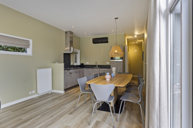 Ess- und Küchenbereich einer 10-Personen-Lodge mit Tauchbecken im De Thijmse Berg, Niederlande.