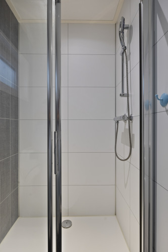 Moderne Dusche mit Glastür und Duschkopf im 10-Personen-Lodge bei De Thijmse Berg, Niederlande.