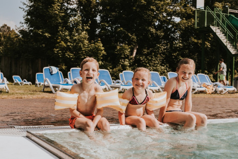 Niños al borde de la piscina al aire libre - Beerze Bulten - Beerze, Overijssel, Países Bajos