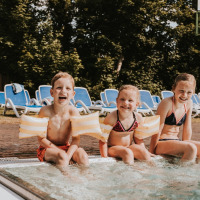 Kindjes op rand buitenzwembad - Beerze Bulten - Beerze, Overijssel, Nederland