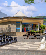 Groot buitenschaakspel voor een modern gebouw bij Campingpark Echternacherbrück, Rijnland-Palts.