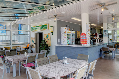 Binnenbistro van Campingpark Echternacherbrück in Duitsland met moderne zitplaatsen en relaxte sfeer.