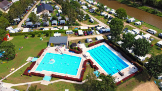 Vista aerea di Campingpark Echternacherbrück con due piscine e varie piazzole in Renania-Palatinato, Germania.