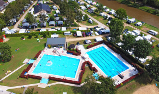 Luchtfoto van Campingpark Echternacherbrück met twee zwembaden en kampeerplekken in Rijnland-Palts, Duitsland.