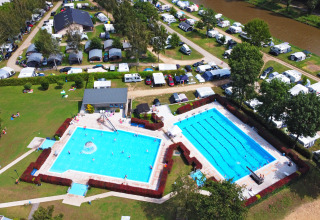 Vue aérienne du Campingpark Echternacherbrück avec deux piscines et emplacements de camping en Rhénanie-Palatinat.