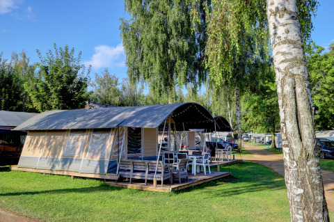 Foto di un campeggio moderno con tende e veranda al Campingpark Echternacherbrück, Renania-Palatinato, Germania.