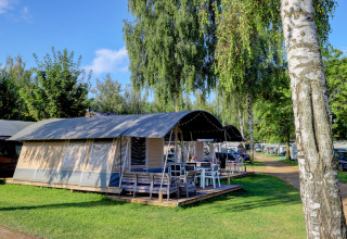 Afbeelding van een vakantiepark met moderne tenten en terras bij Campingpark Echternacherbrück in Duitsland.