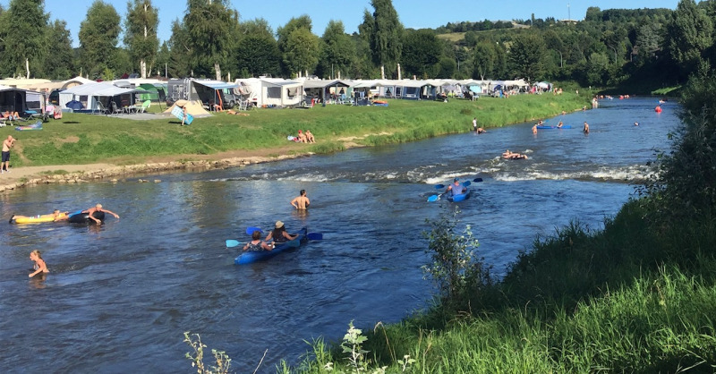 Vacacionistas disfrutan de kayak y natación en el río del Campingpark Echternacherbrück, Alemania.