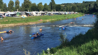 Urlauber paddeln und schwimmen im Fluss am Campingpark Echternacherbrück in Rheinland-Pfalz, Deutschland.