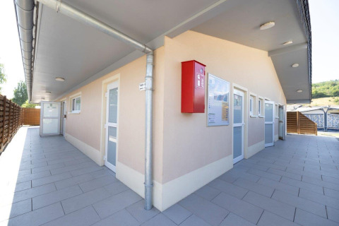 Modern sanitairgebouw op Campingpark Echternacherbrück, een vakantiepark in Rijnland-Palts, Duitsland.