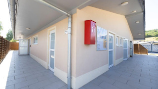 Modernes Sanitärgebäude im Campingpark Echternacherbrück, einem Ferienpark in Rheinland-Pfalz, Deutschland.