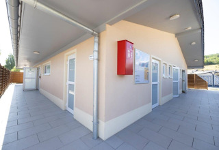 Modern sanitairgebouw bij Campingpark Echternacherbrück, vakantiepark in Rijnland-Palts, Duitsland.