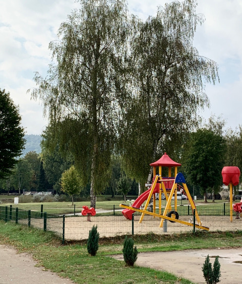 Parco giochi con scivolo e altalene al Campingpark Echternacherbrück nella Renania-Palatinato, Germania.