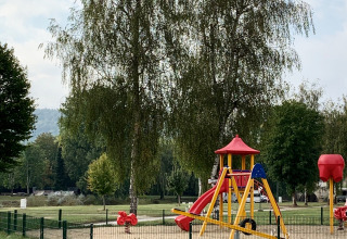 Parco giochi con scivolo e altalene al Campingpark Echternacherbrück nella Renania-Palatinato, Germania.