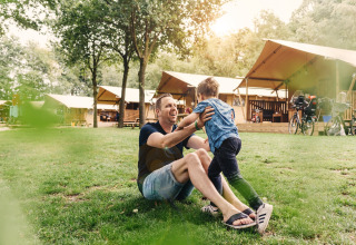 Padre e hijo delante de tiendas de safari - Beerze Bulten - Beerze, Overijssel, Países Bajos