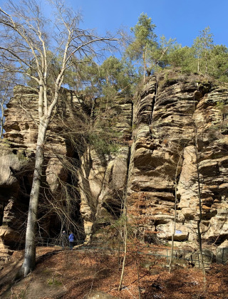 Grote rotsformaties met bomen onder blauwe lucht in de buurt van Echternacherbrück, Duitsland.