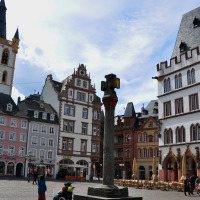 Historisch marktplein nabij Echternacherbrück, Duitsland, met opvallende gevels en een toren met klok.