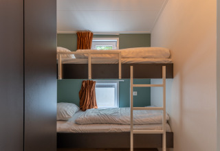 Literas modernas en una cómoda habitación familiar en Family Lodge + bañera de hidromasaje en De Thijmse Berg, Países Bajos.