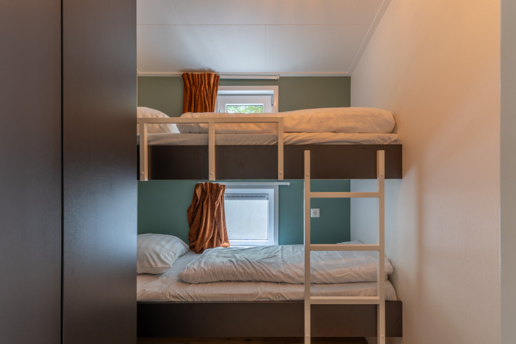 Moderne Etagenbetten in einem gemütlichen Familienzimmer der Family Lodge + Hot Tub in De Thijmse Berg, Niederlande.