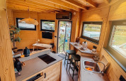Interno di un accogliente alloggio al Wellnest, Camping Vinkenhof nei Paesi Bassi, con cucina e tavolo.