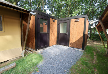 Safari-Zelt bei Camping Fuussekaul in Luxemburg mit Holzverkleidung und zwei separaten Eingangstüren.