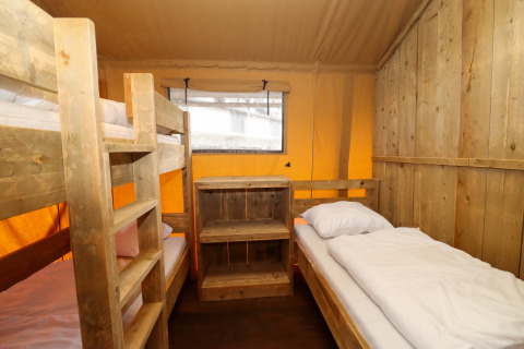 Vue intérieure d'une tente safari avec lits superposés et lit simple au Camping Liefrange au Luxembourg.