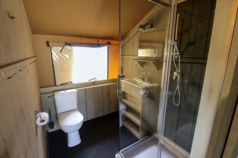 Bagno di una tenda safari con WC, doccia e lavandino al Camping Liefrange in Lussemburgo.