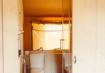 Bagno in una tenda safari con wc e doccia al Camping Liefrange, Ranger Lodge in Lussemburgo.