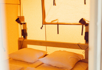 Indvendig af en safari telt ved Camping Liefrange - Ranger Lodge, med to senge og puder i Luxembourg.