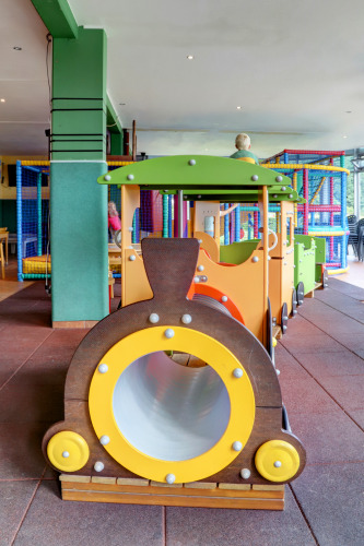 Bunter Indoor-Spielplatz mit Spielzeug-Zug im Ferienpark Auf Kengert in Diekirch, Luxemburg.