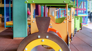 Area giochi al coperto con trenino giocattolo presso il parco vacanze Auf Kengert a Diekirch, Lussemburgo.