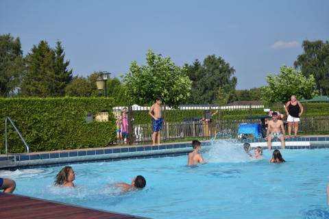 Huéspedes en piscina exterior - De Boshoek - Voorthuizen, Güeldres, Países Bajos