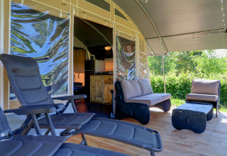 Udendørs opholdsområde med moderne loungemøbler ved et telt på Auf Kengert feriepark, Diekirch, Luxembourg.